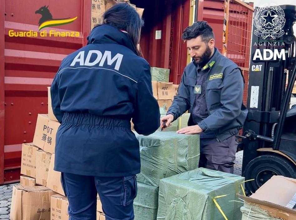 Porto di Gioia Tauro. “Sequestrata una tonnellata di fuochi d’artificio”. Operazione della Guardia di Finanza e dell’Amd