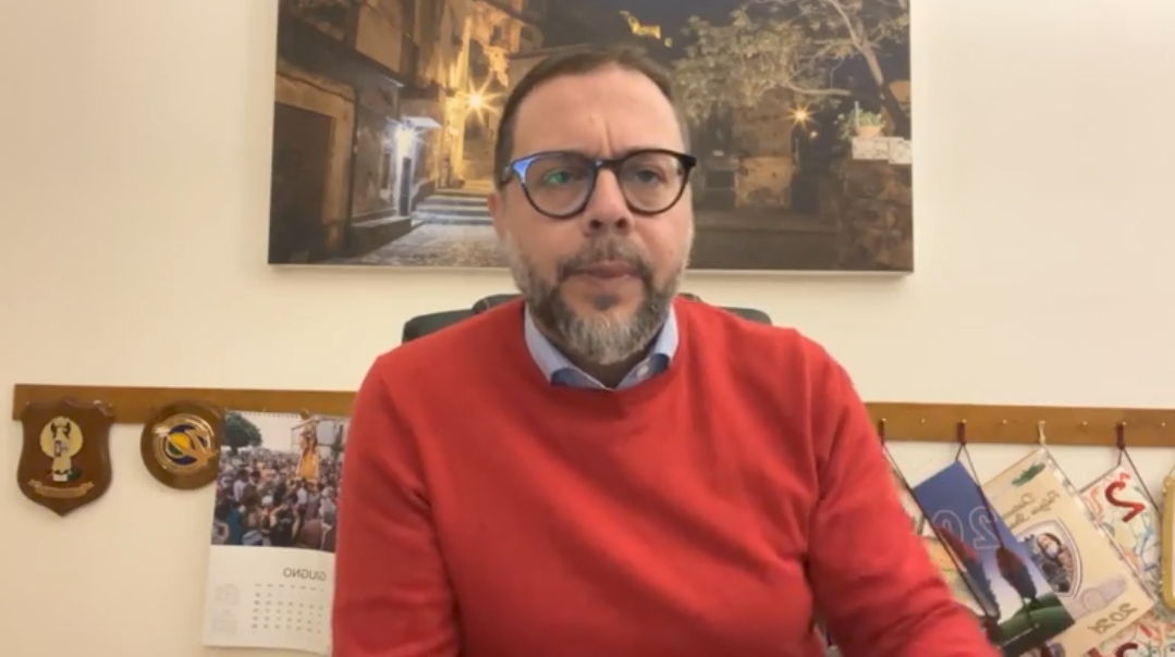 Scalea. “Complotti, tradimenti e sfide social”. L’ex sindaco Giacomo Perrotta inaugura la campagna elettorale
