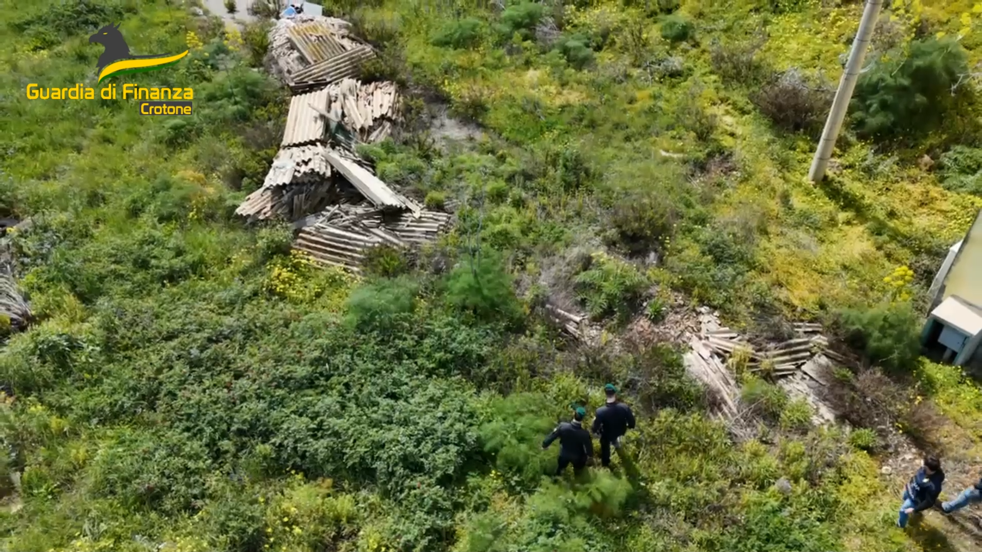 Crotone. “Sei tonnellate di amianto abbandonate”. Sequestrata un’area di 18 mila metri quadri