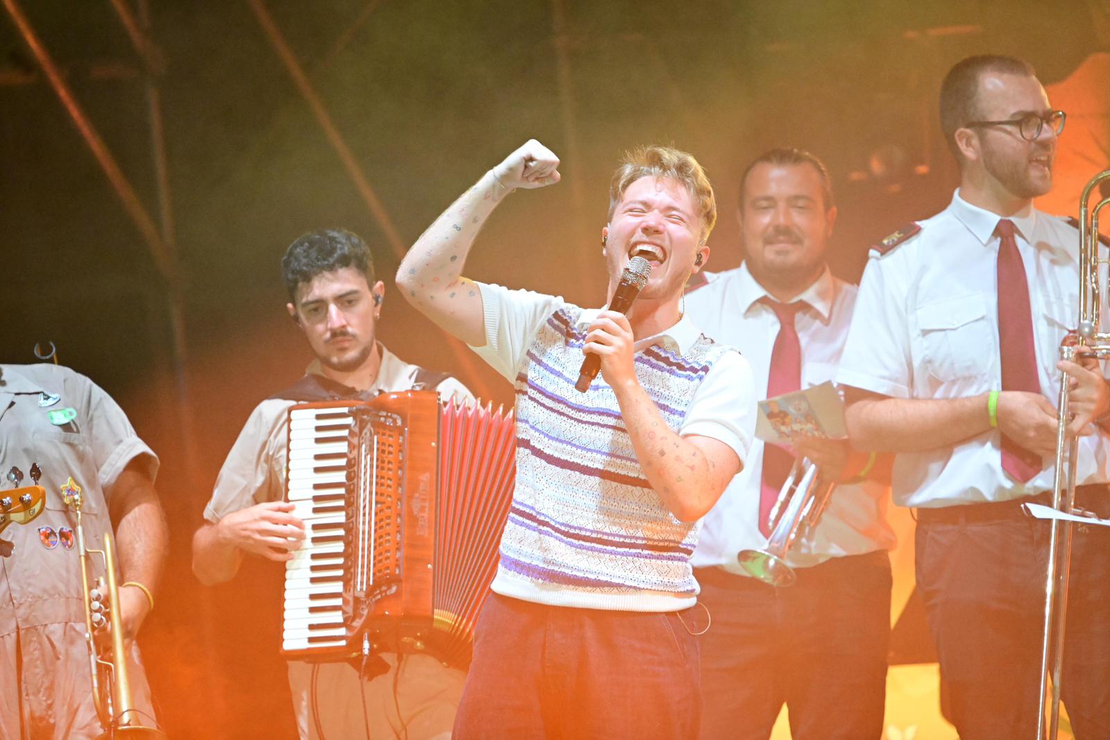 Alfa travolge il Teatro dei Ruderi per una delle serate più emozionanti all’insegna della musica e dell’allegria