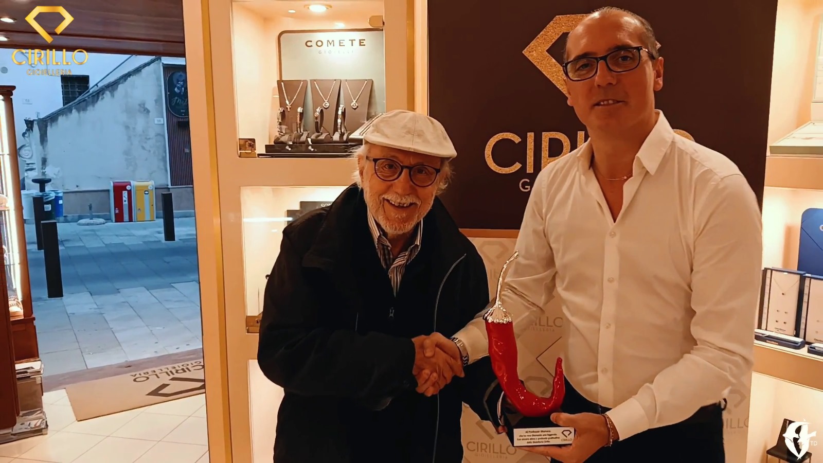 Diamante. La storica Gioielleria Cirillo omaggia il prof. Enzo Monaco, ideatore del Peperoncino Festival